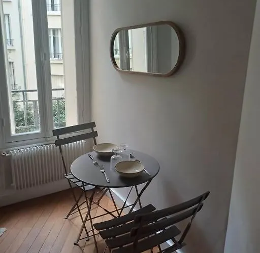 Au Pied Du Trocadero